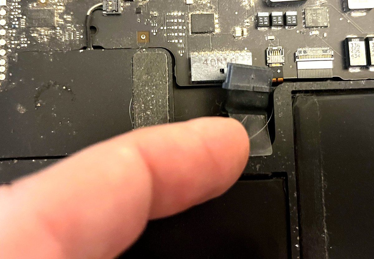 Reparatur an einer Laptop-Platine – Detailaufnahme