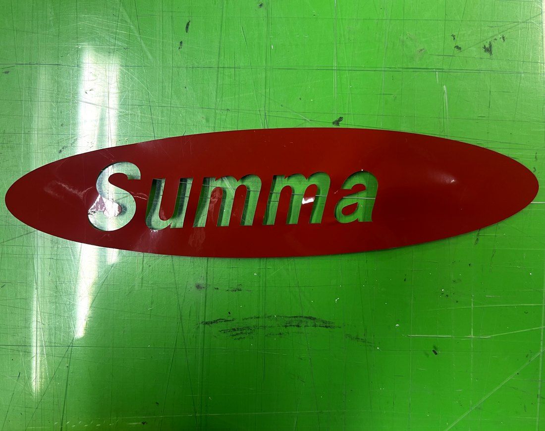 Sauber geschnittenes Summa-Logo aus roter Folie auf der Schneidematte