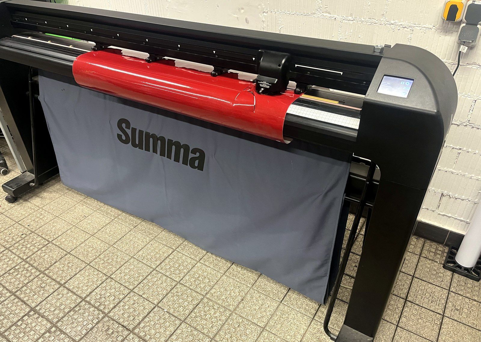 Summa Schneideplotter mit roter Folie auf dem Ständer in der Werkstatt